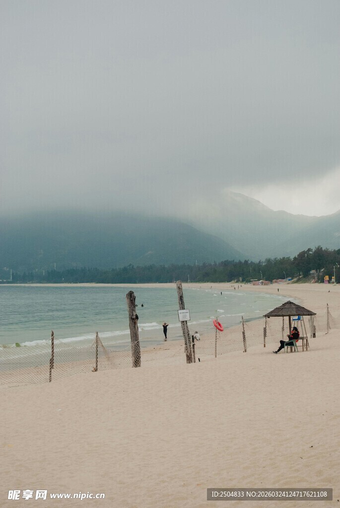 阴天的静谧海滩景象