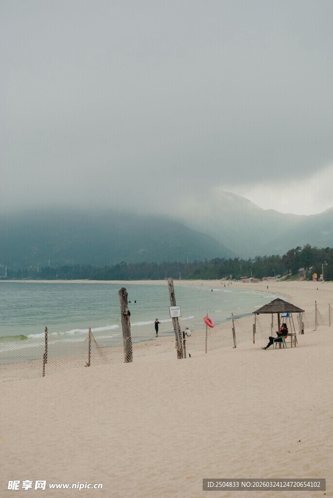 阴天的静谧海滩景象