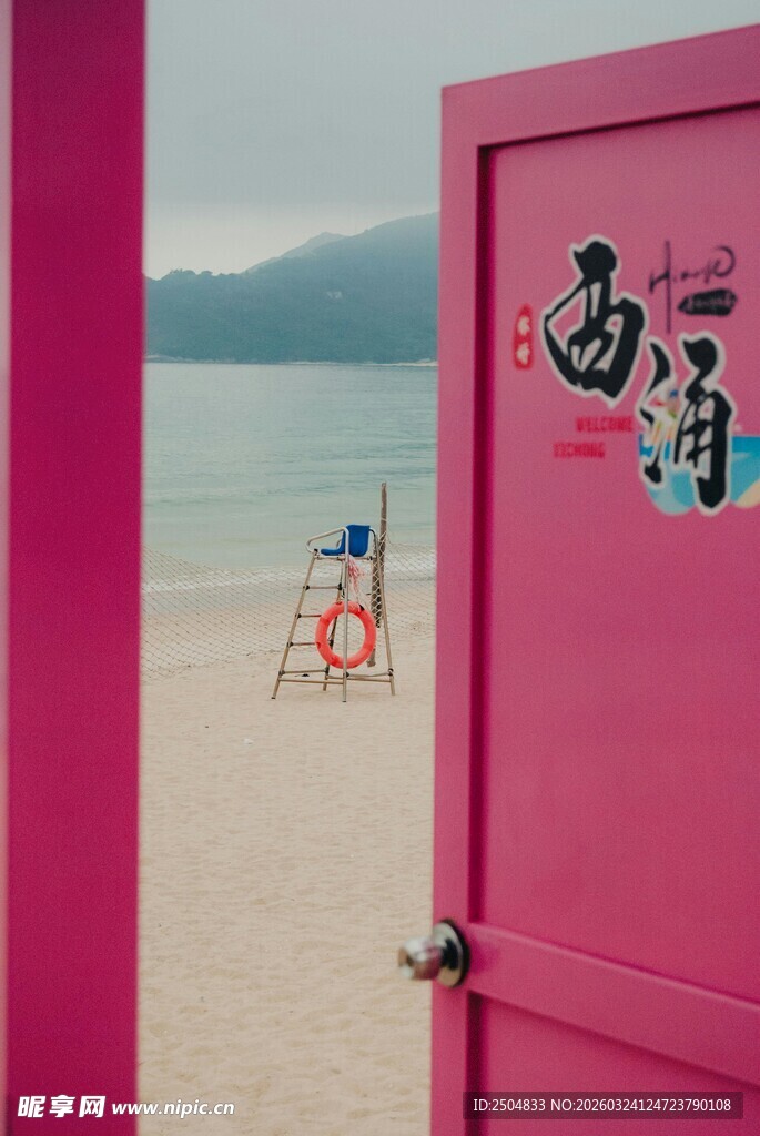 粉色门边的海边风景