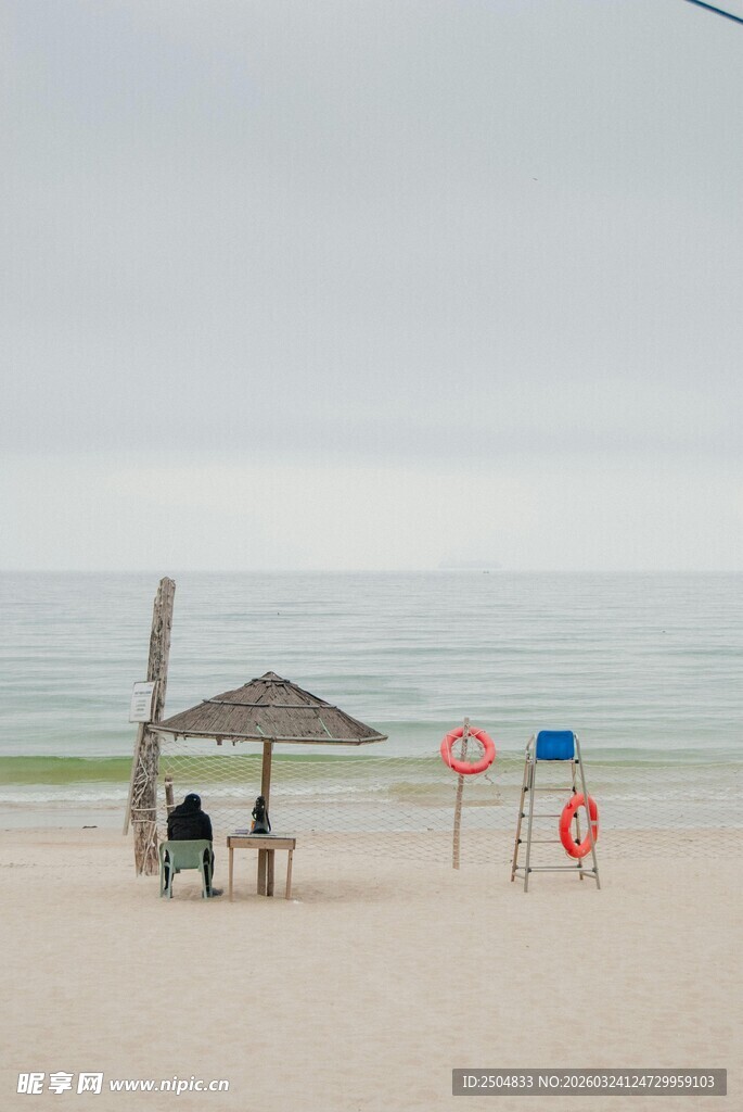 海边沙滩上的休闲小场景