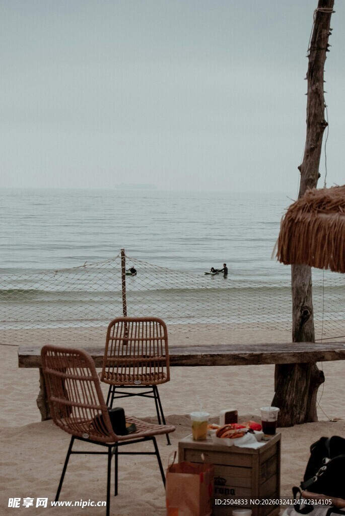 海边沙滩休闲桌椅场景