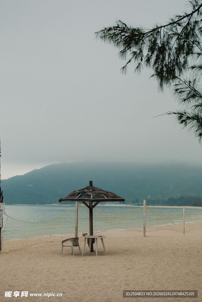 海边沙滩上的遮阳伞桌椅