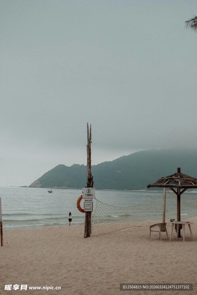 海边静谧沙滩休闲场景