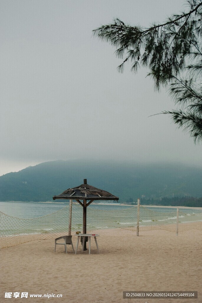 海边沙滩上的遮阳伞与桌椅