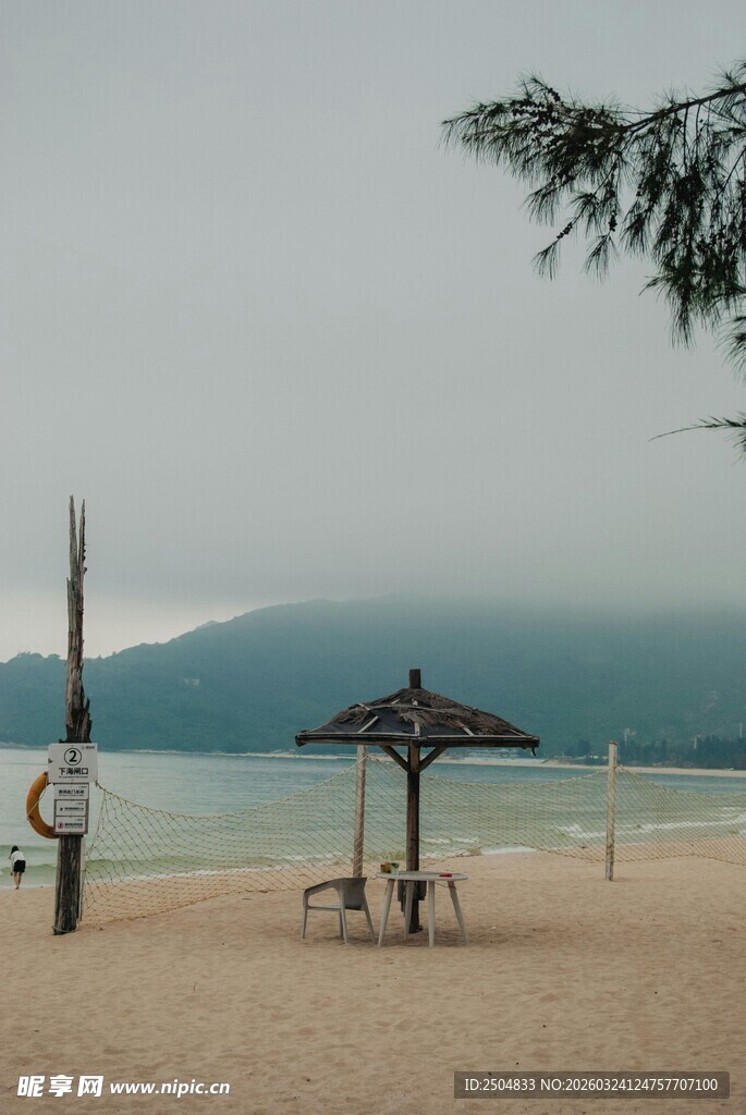 宁静海滩上的休闲遮阳伞