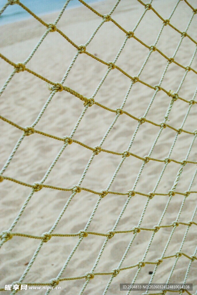 沙滩上的黄色防护网