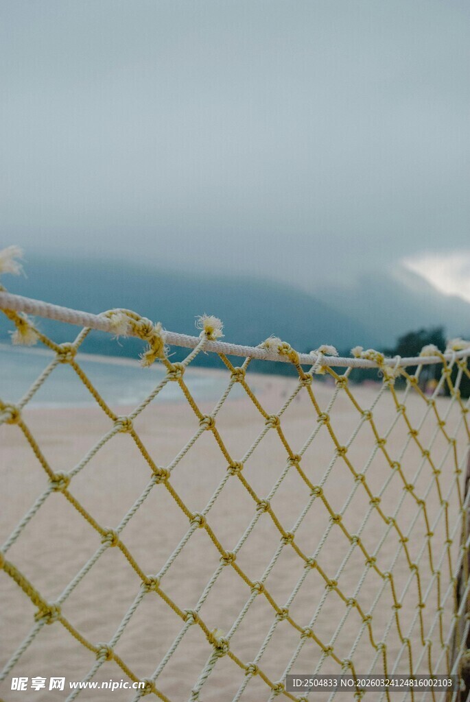海边渔网与远处风景