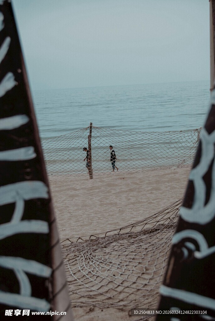 海滩上的装饰旗与人影