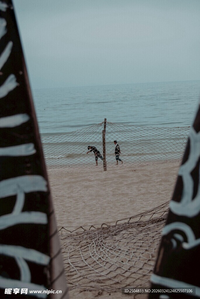 海边沙滩上的独特艺术装置