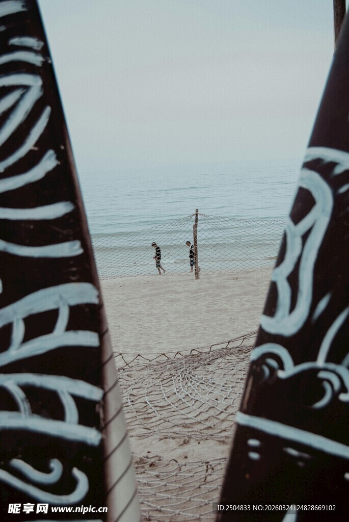 海边沙滩上的特色瓶饰