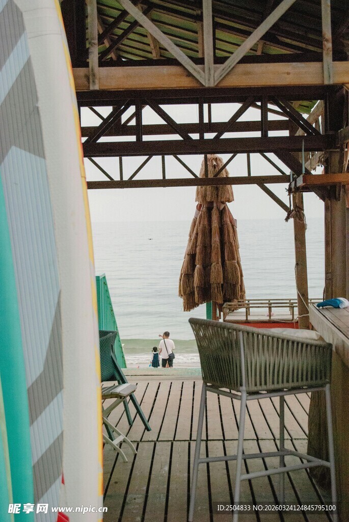 海边木质露台休闲场景