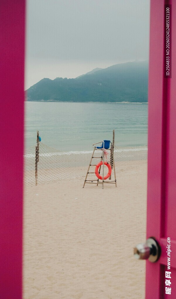 透过红门望海边风景