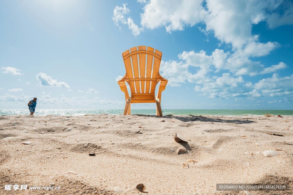 沙滩上的孤椅与广阔蓝天