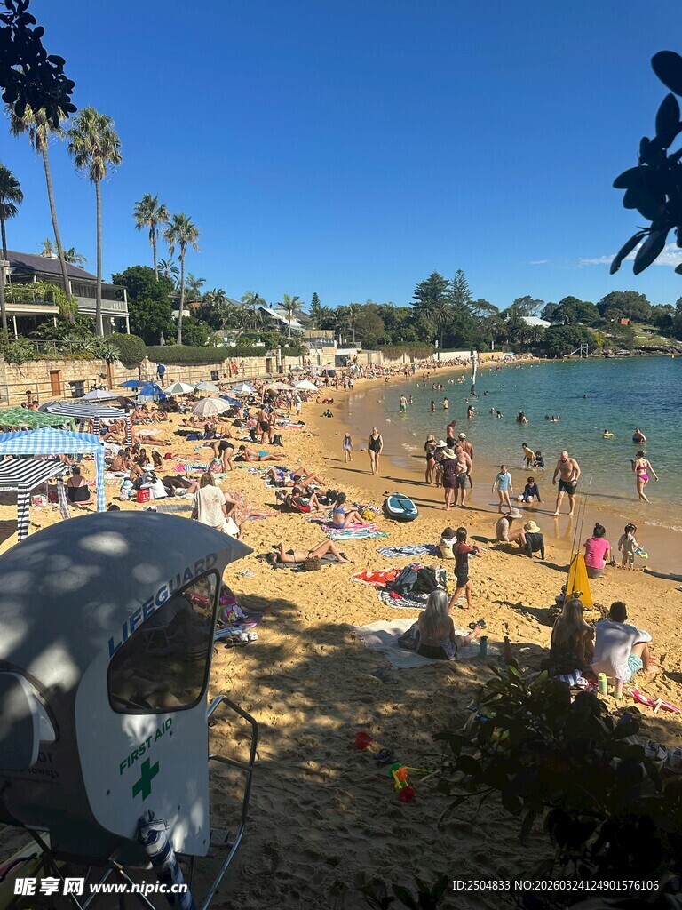 热闹海滩上的休闲人群