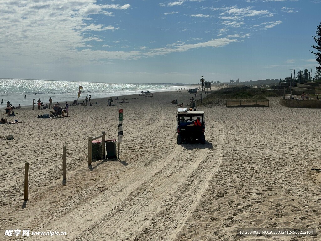 沙滩上行驶的车辆