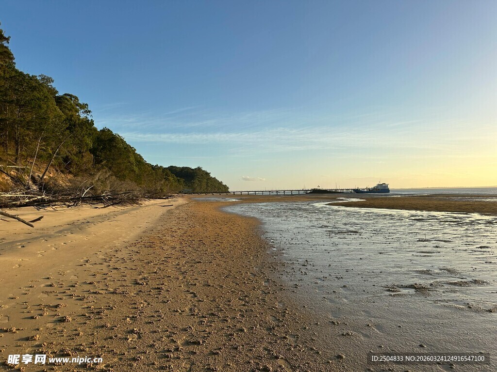 黄昏下的静谧沙滩海岸