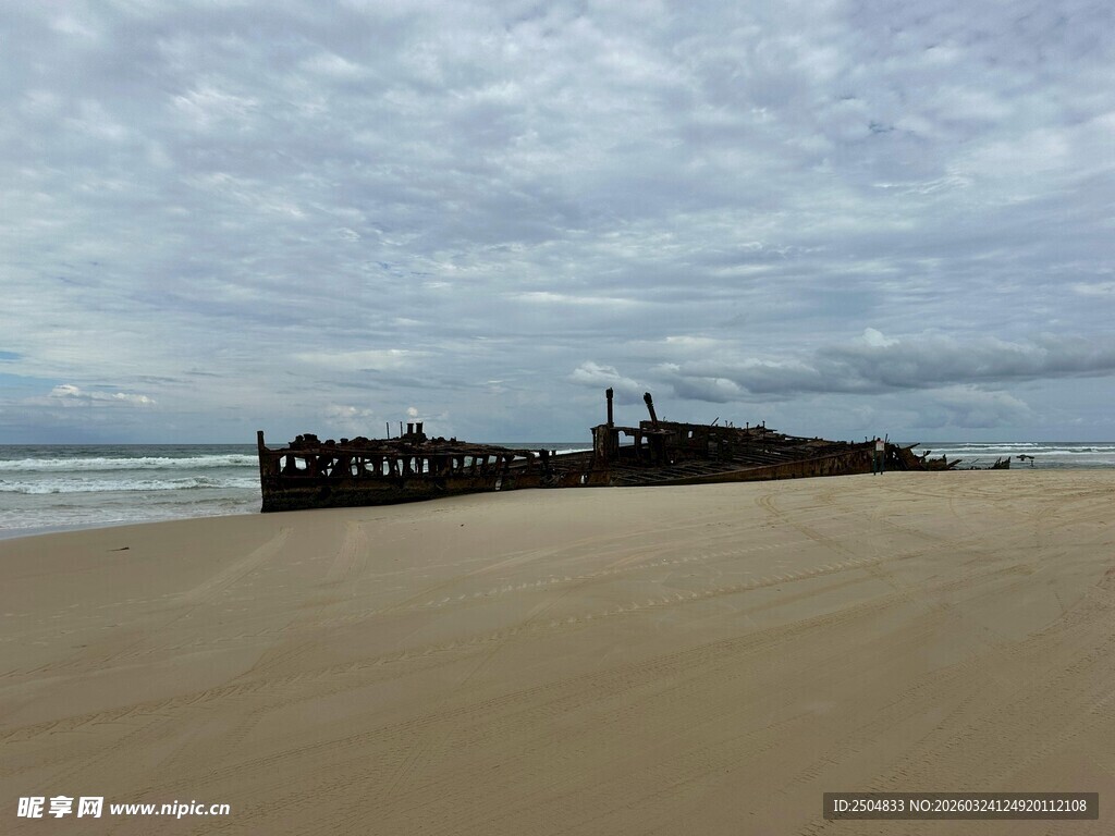 海滩上的废弃船只景观