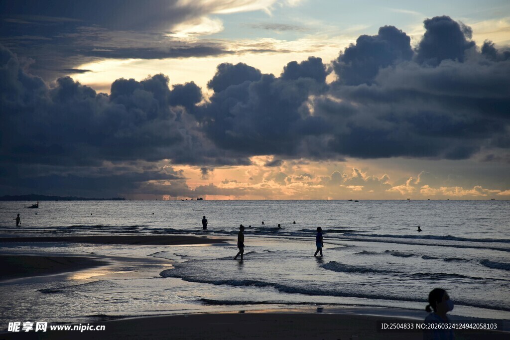 海边日落时的漫步场景