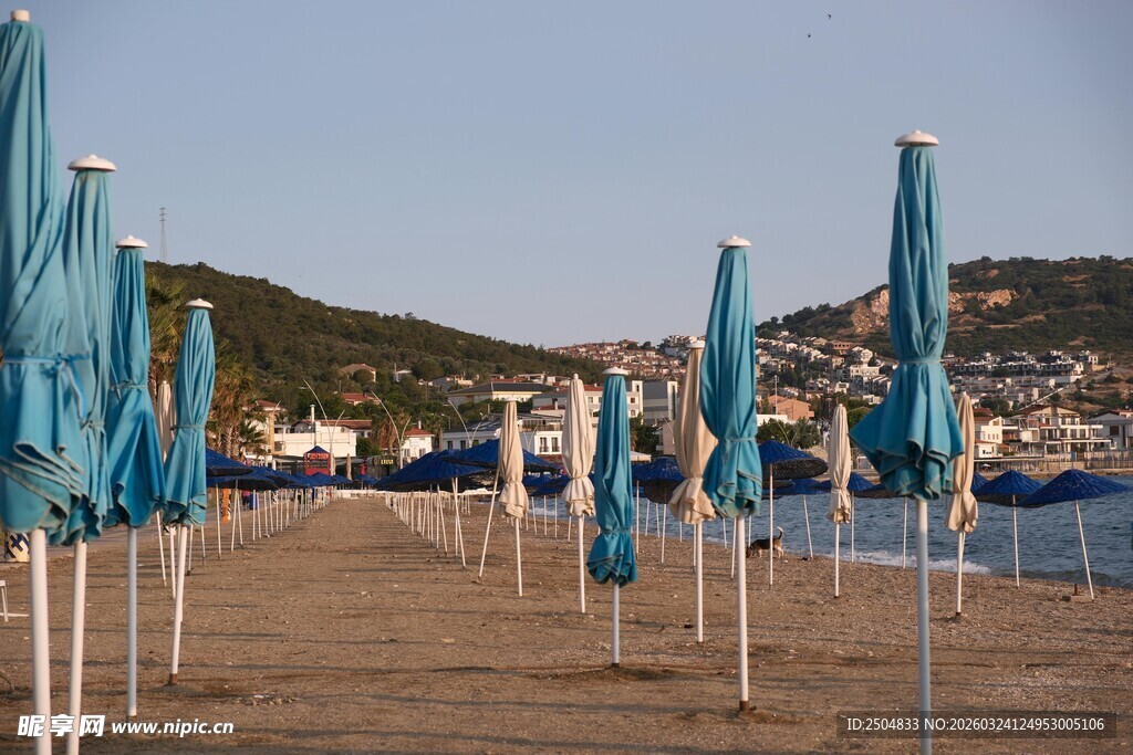 沙滩上的蓝色遮阳伞