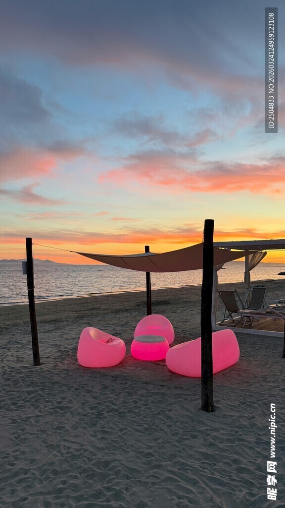 沙滩暮色中的粉色休闲座椅