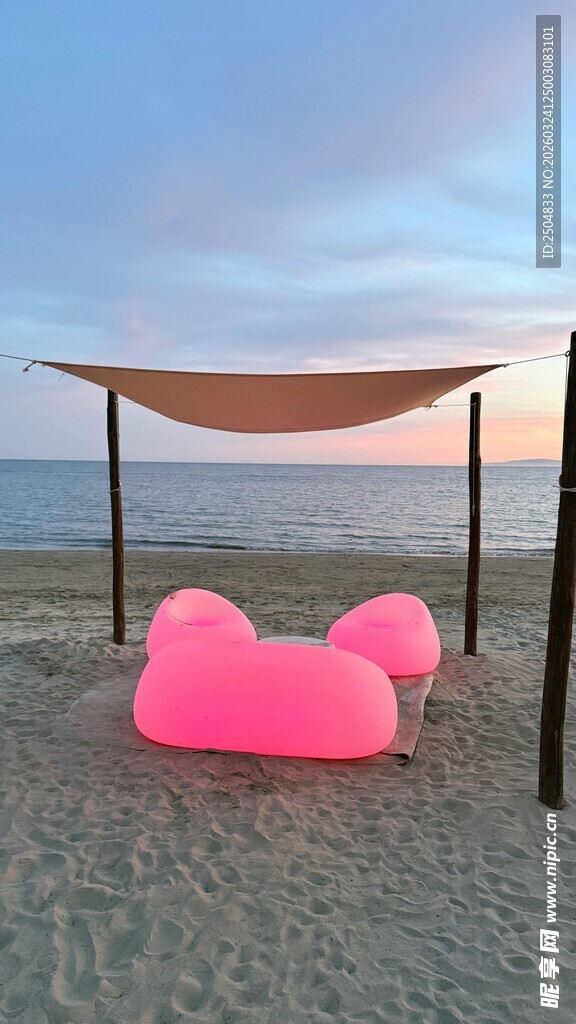 海滩上的粉色梦幻躺椅