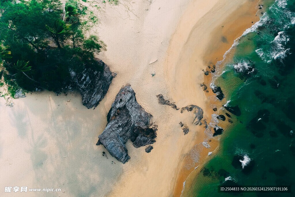 俯瞰美丽沙滩与礁石景观