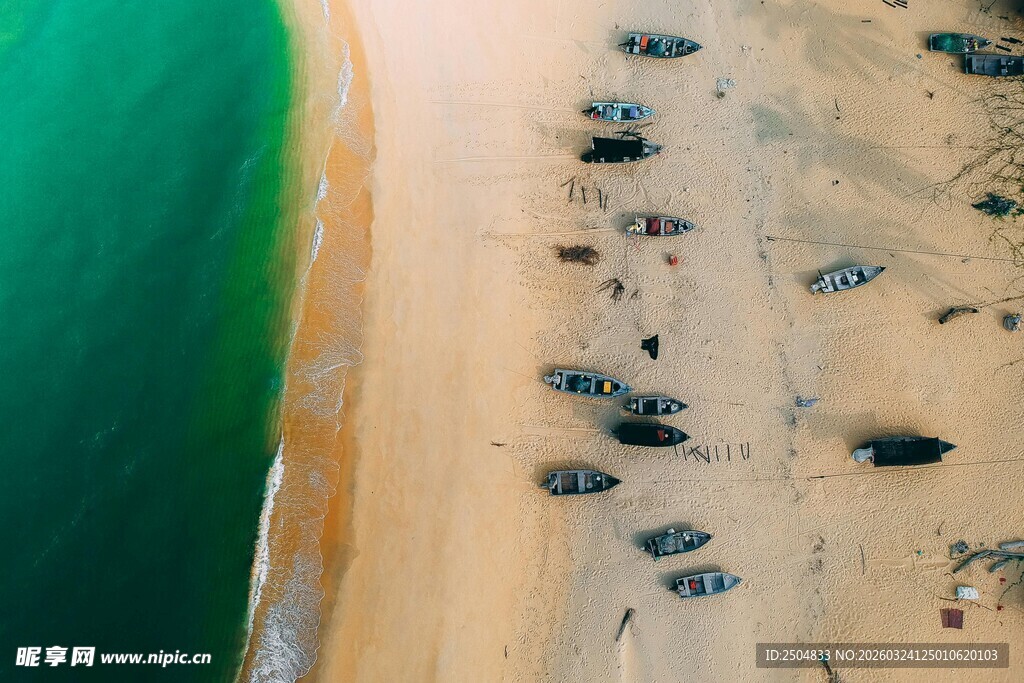 航拍沙滩上的密集车辆