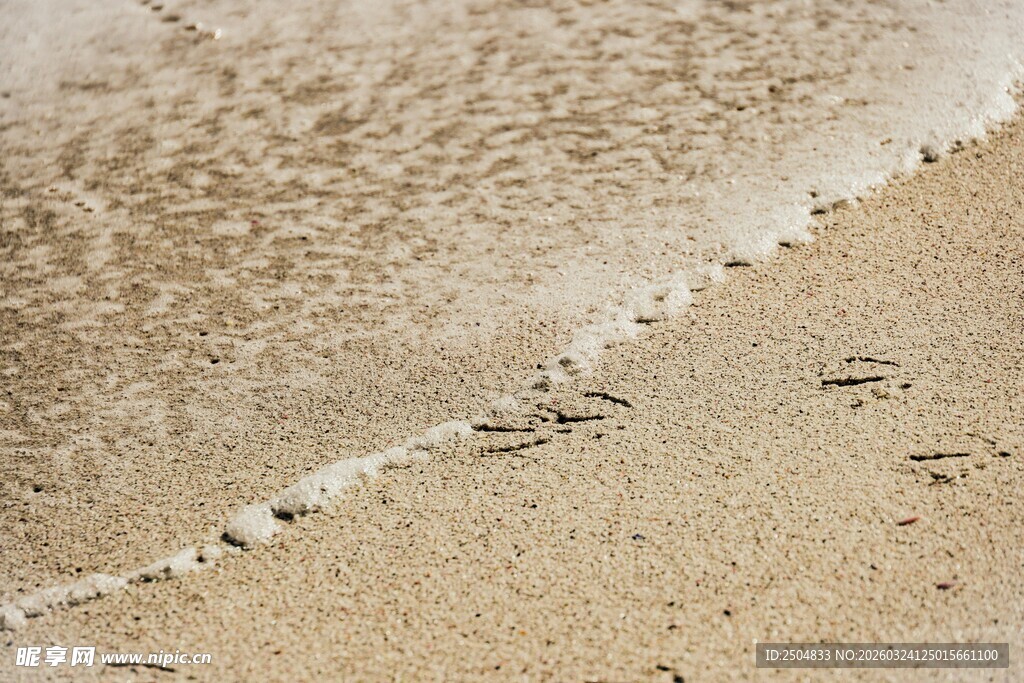 沙滩上的海浪与脚印