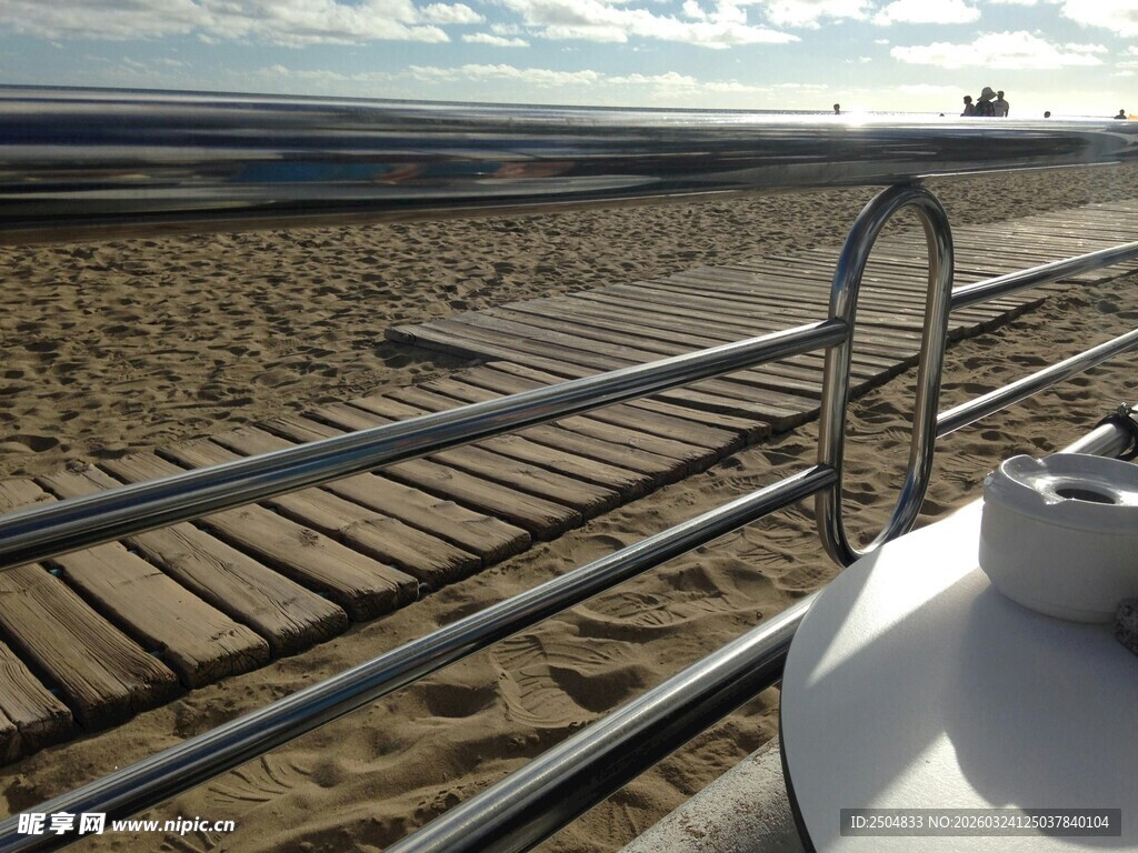 沙滩上的铁轨与船只景象