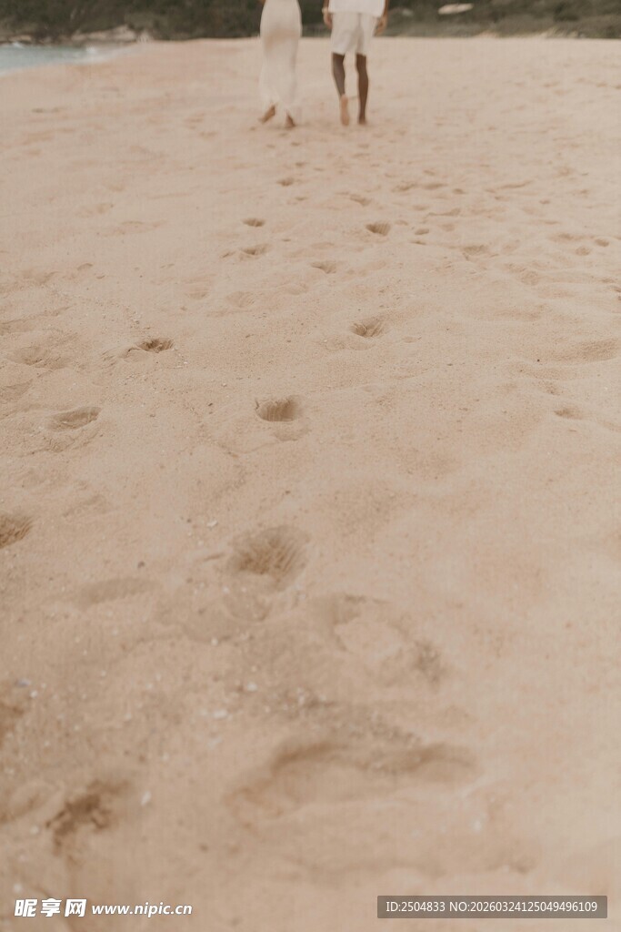 沙滩上的足迹与远方身影