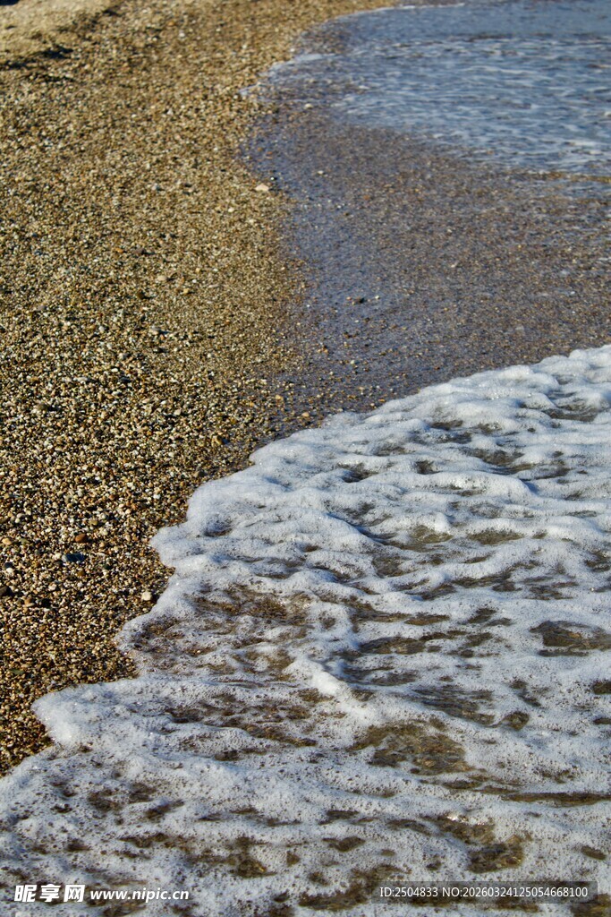 海边沙滩上的白色浪花