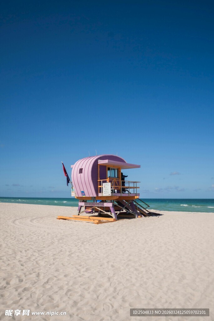 沙滩上的彩色遮阳帐篷