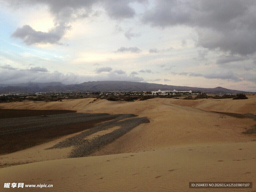  漠风光 阴云下的广袤沙丘