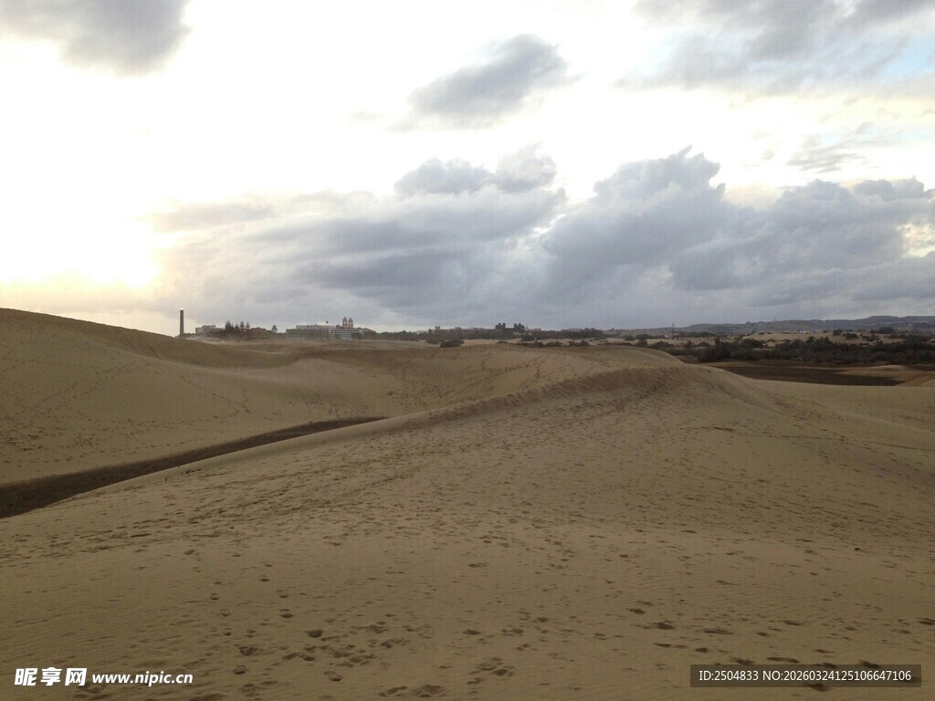 广袤 漠中的多云天空