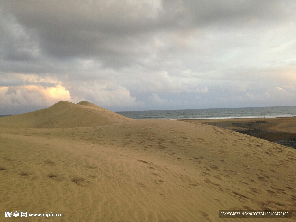  漠黄昏下的广袤沙丘
