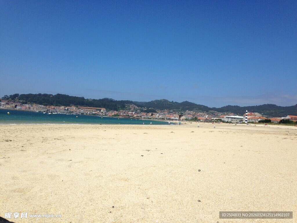 沙滩海景 蓝天远山相伴