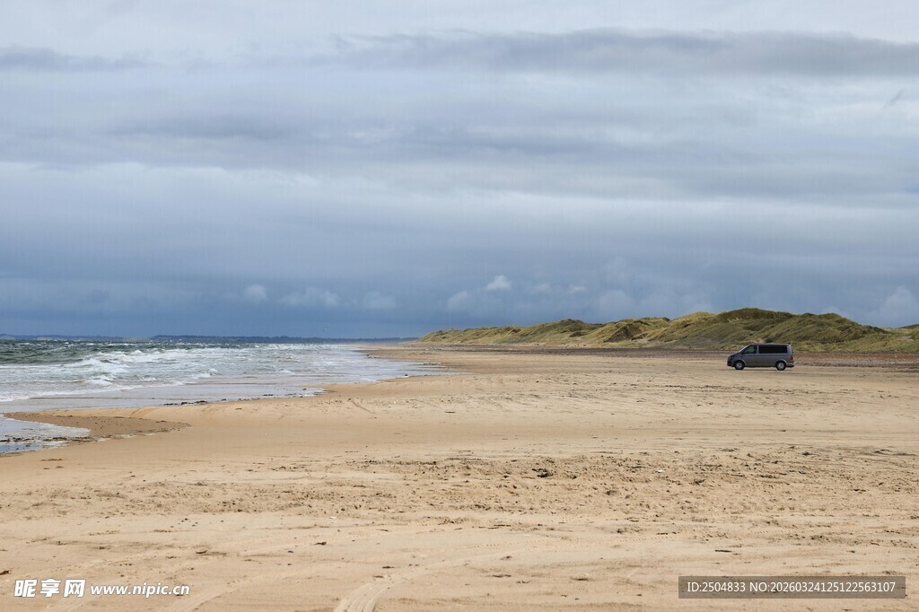 海边沙滩上的孤独车辆