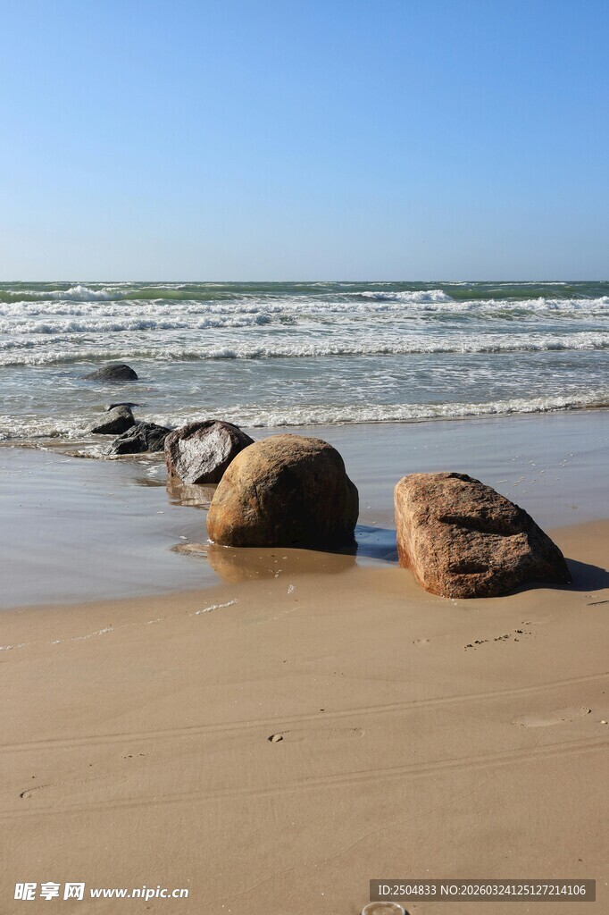 海边沙滩上的圆润大石