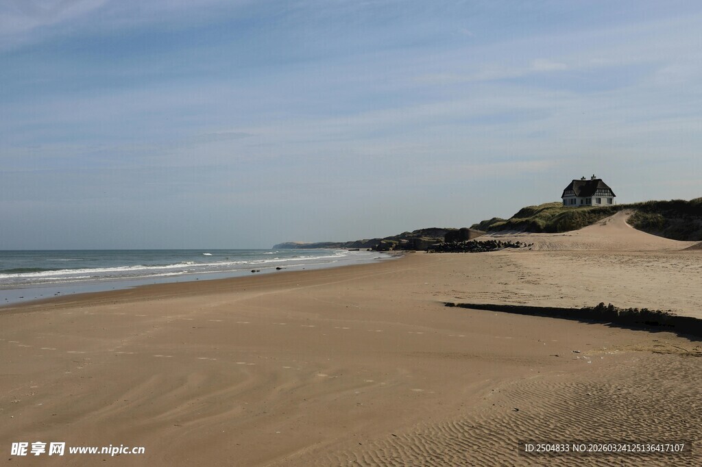 宁静沙滩与远处海浪景观