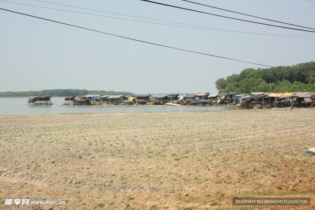 宁静河畔的船只与空旷岸滩