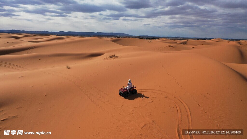  漠中的孤独帐篷