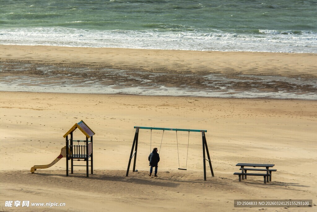 海边沙滩上的儿童 乐设施