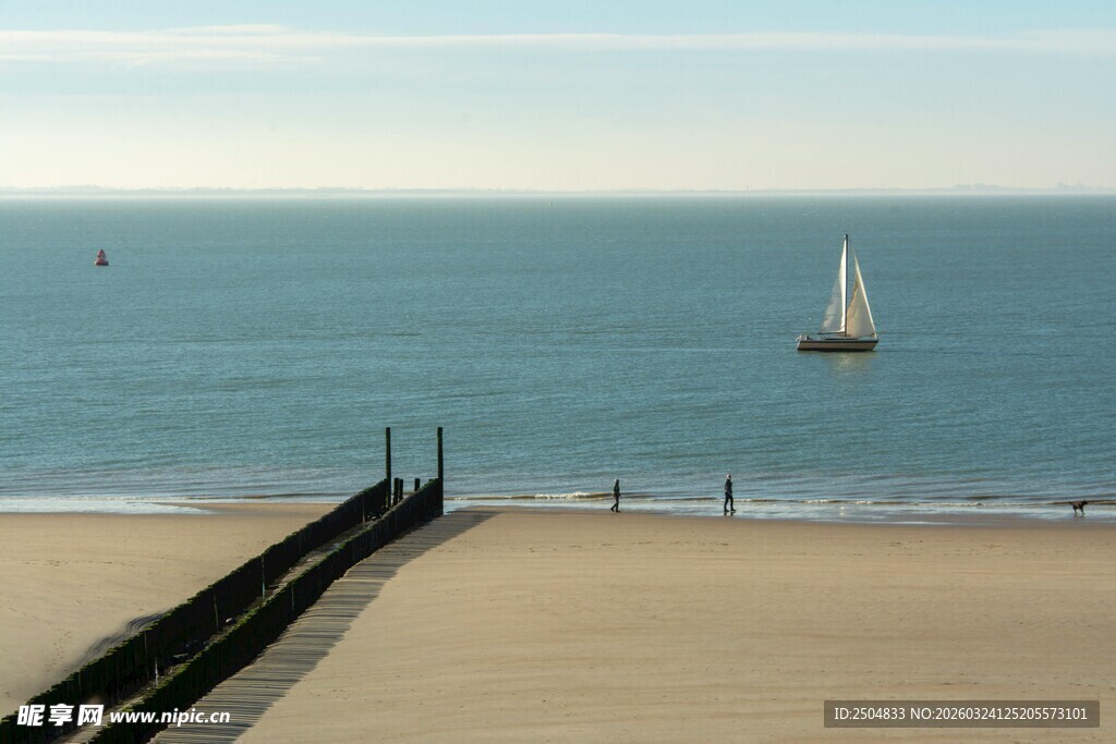 海边栈桥与海上帆船风景