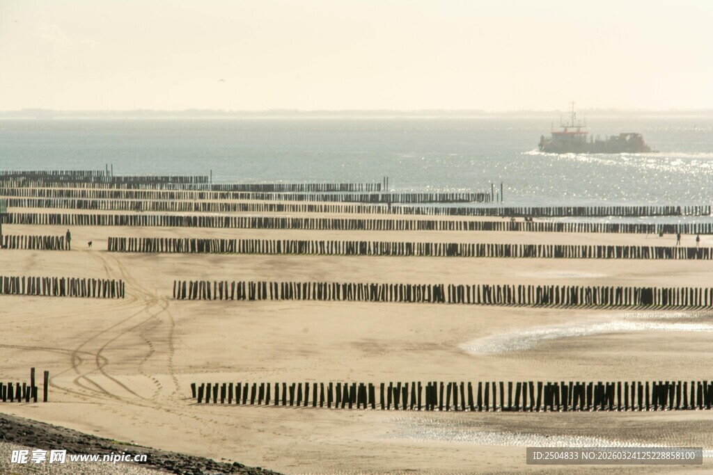 海边整齐排列的工业设施