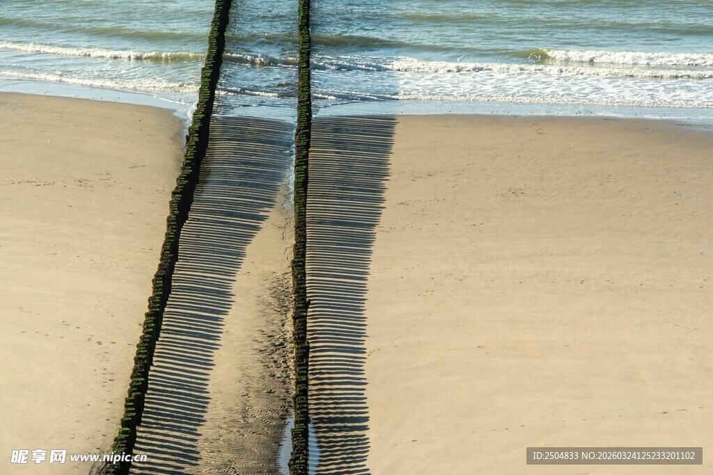 海边木栈道延伸至远方