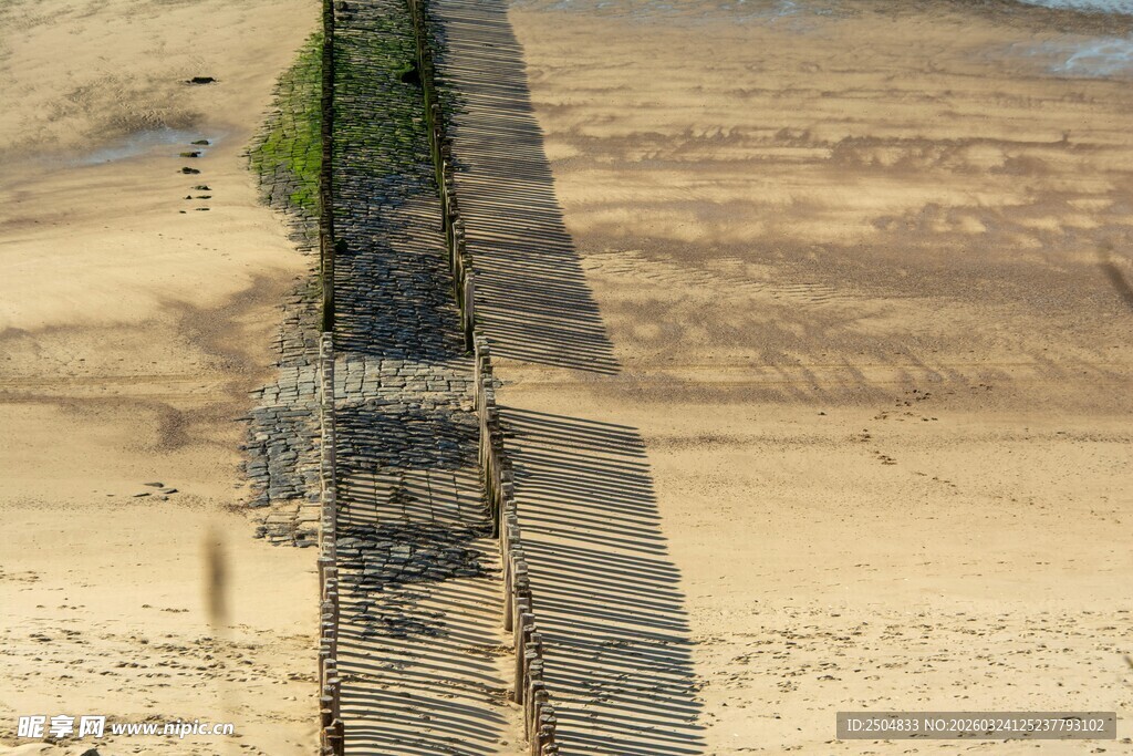 沙滩上的狭长砖石步道