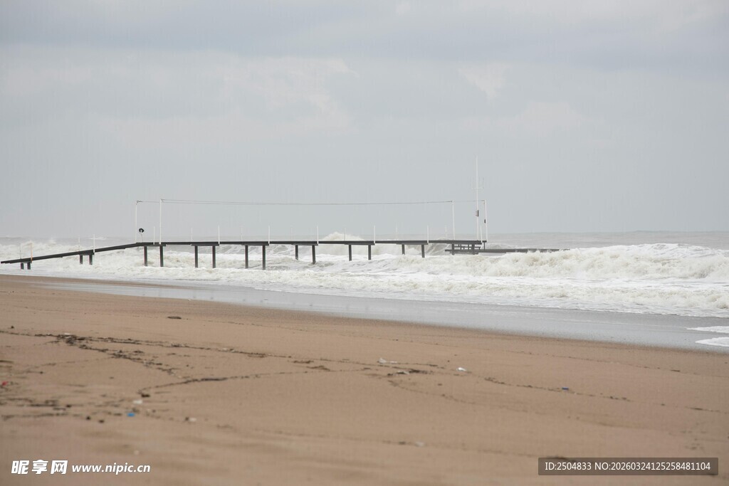 海边栈桥与沙滩风景