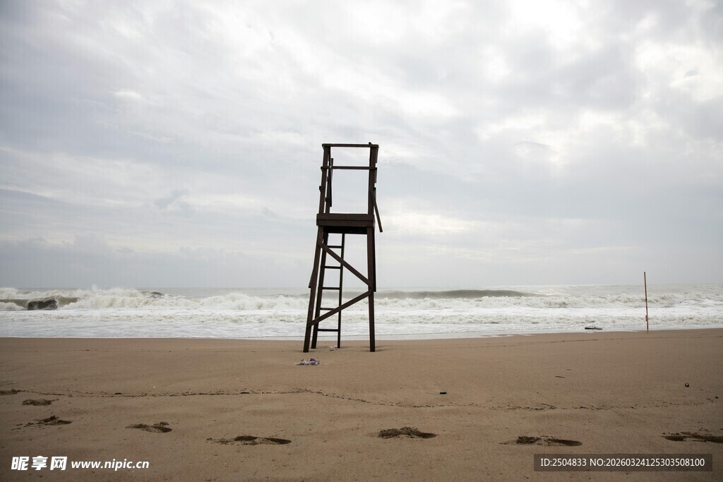 海滩上的孤独瞭望塔