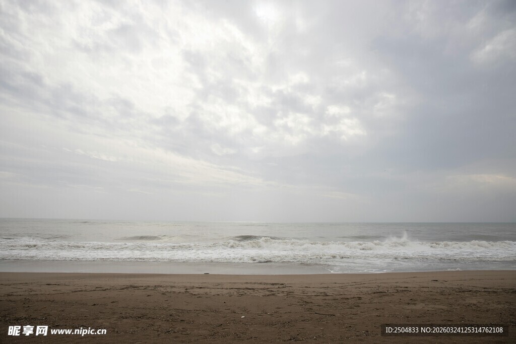 海边阴天景象
