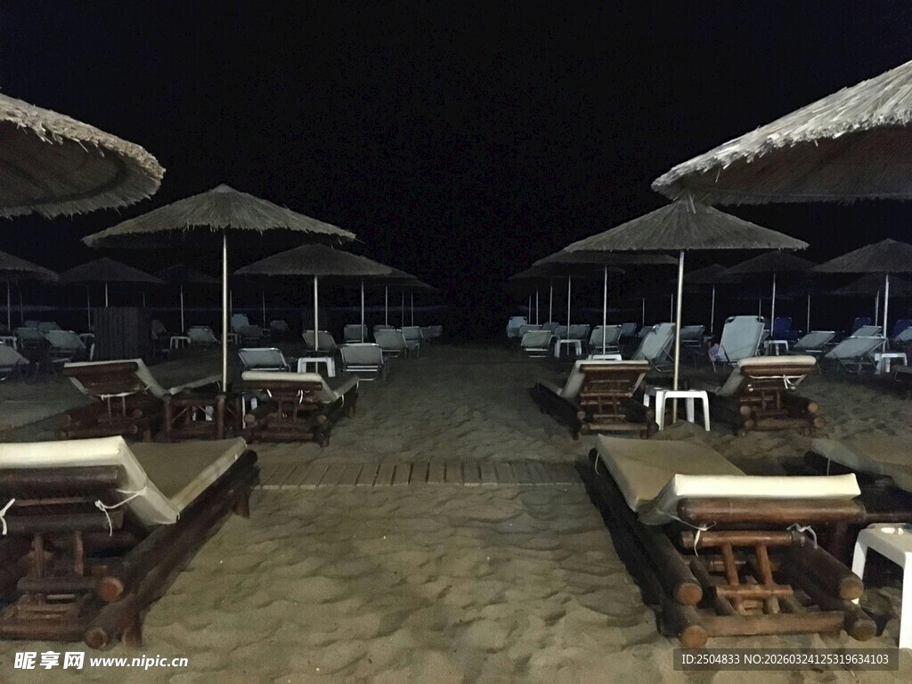 夜晚沙滩休闲区场景